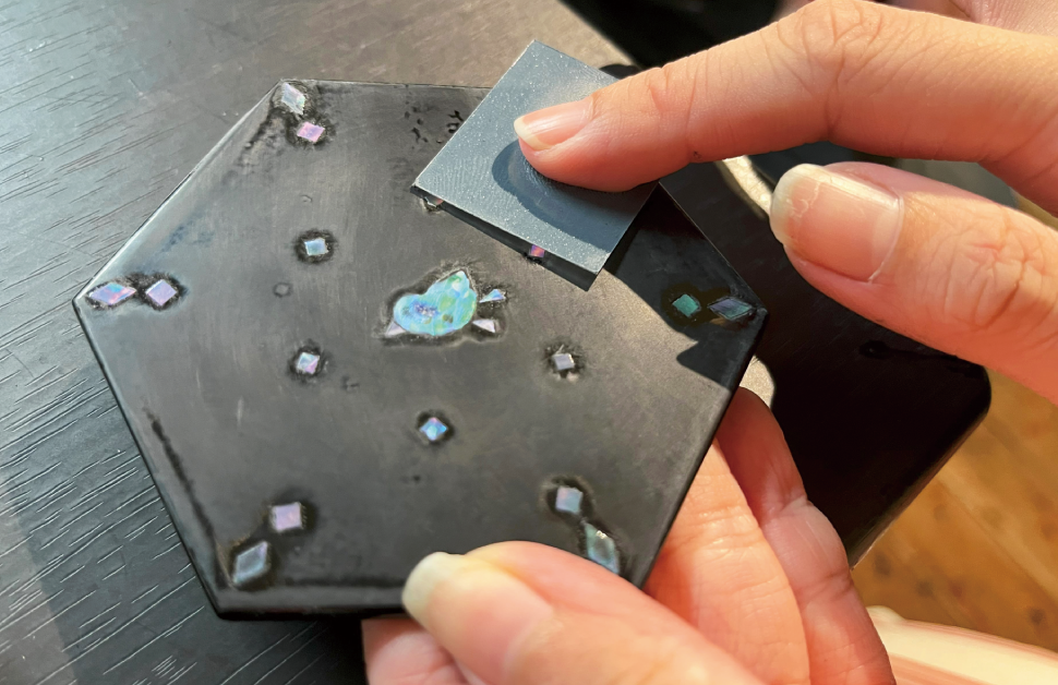 〈みんなでつくろう！GWスペシャル〉<br>キラキラ光る貝がきれい！<br>螺鈿(らでん)のコースターをつくろう！！
