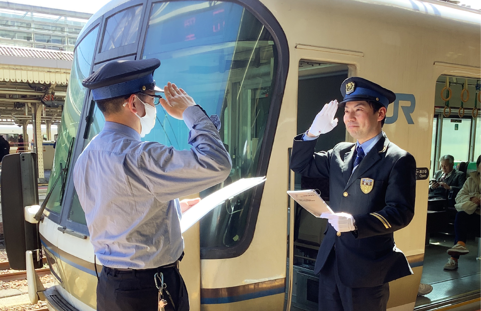 
                      本物のJRの運転士さんがふだんのお仕事をじきじきに伝授。楽しい体験コーナーも！
                      